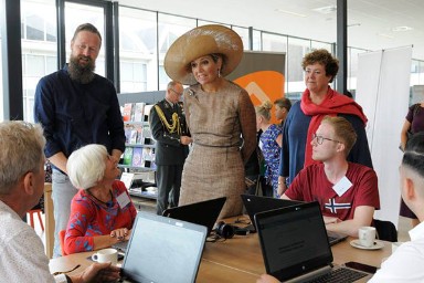 Koningin Máxima bezoekt Bibliotheek West-Achterhoek in Doetinchem